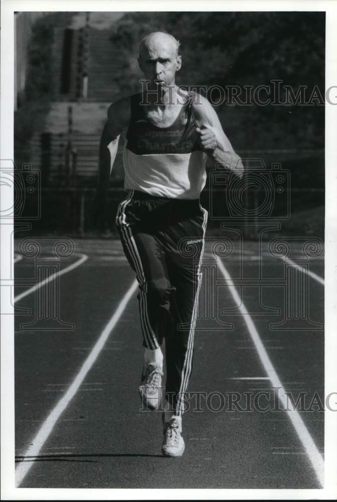 1990 Press Photo Ed Lukens works out at Sunnycrest Track in Syracuse, New York- Historic Images