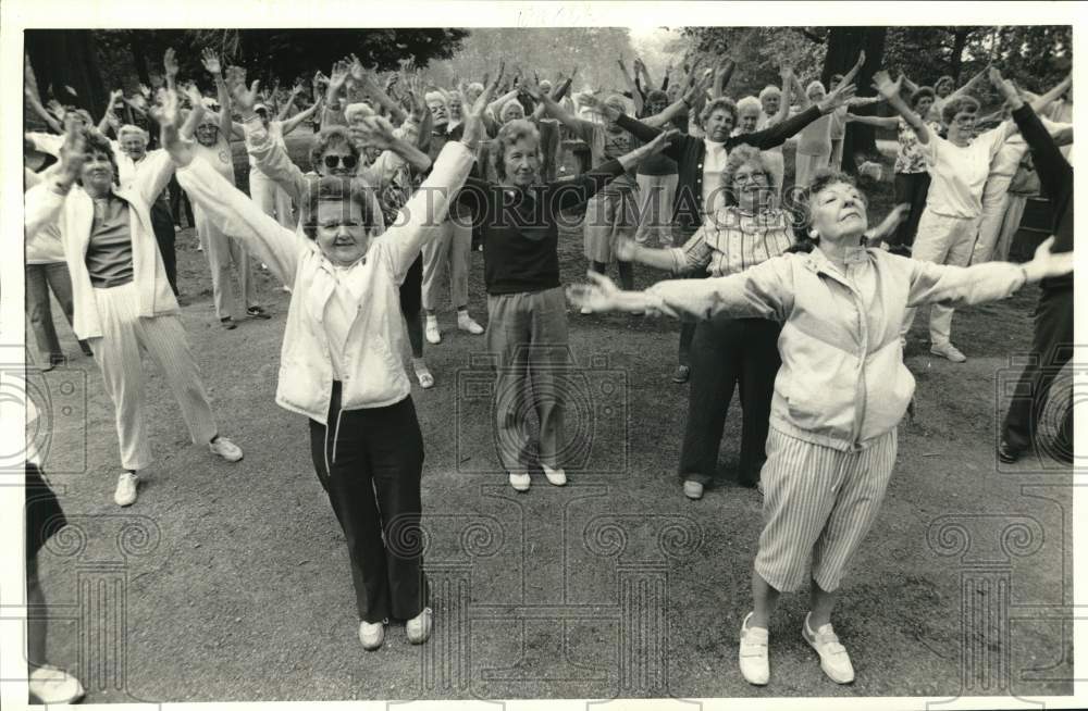 1987 Press Photo Senior Citizens at New York State Senior Olympics Practice- Historic Images