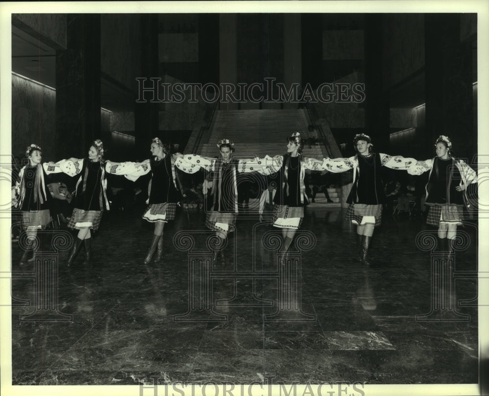 1981 Press Photo Ukranian Dance Ensemble Zorepad - tua03878- Historic Images