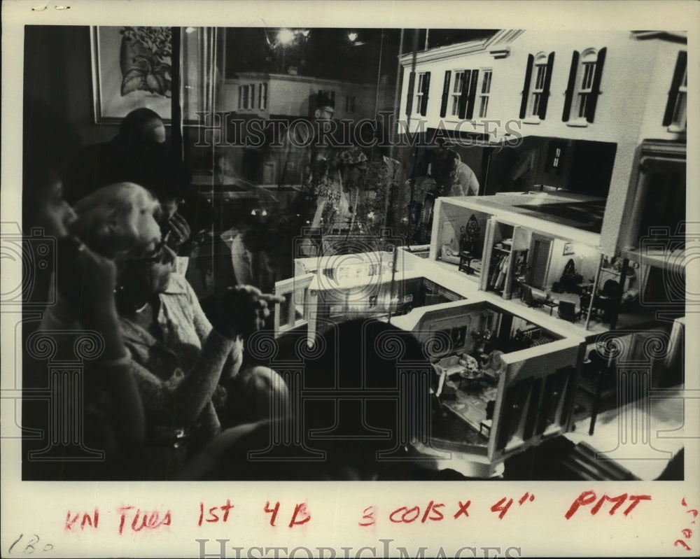 1976 Press Photo Cornelius Vanderbilt Whitney dollhouse - tua04832- Historic Images