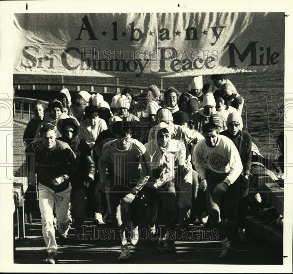 1986 Press Photo Runners at star of Sri Chinmoy peace race in Albany, New York- Historic Images