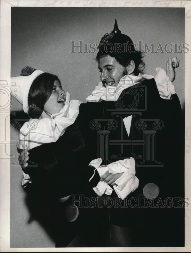 1972 Press Photo Sharon Fanning & Robert Levitt in "Oh, What a Lovely War"- Historic Images