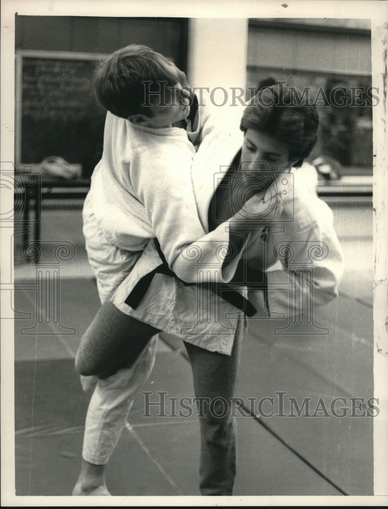 1985 Press Photo Martial arts coach & student practice in Albany, New York- Historic Images