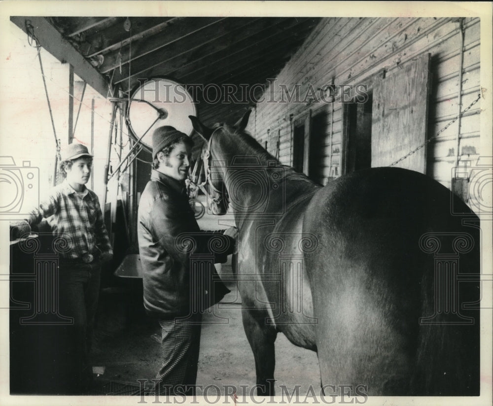 1976 Press Photo Dr. Charles Bryner examines horse at Saratoga Track - tus01399- Historic Images