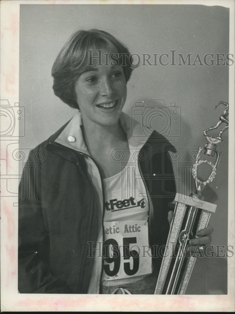 Press Photo Runner Kathy Boyle smiles and holds trophy after winning 10,000 M- Historic Images