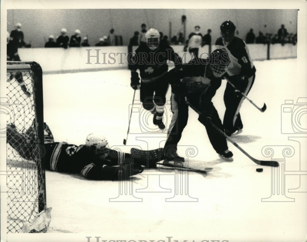 1983 Press Photo St John's battles Albany Academy in hockey, Albany, NY- Historic Images