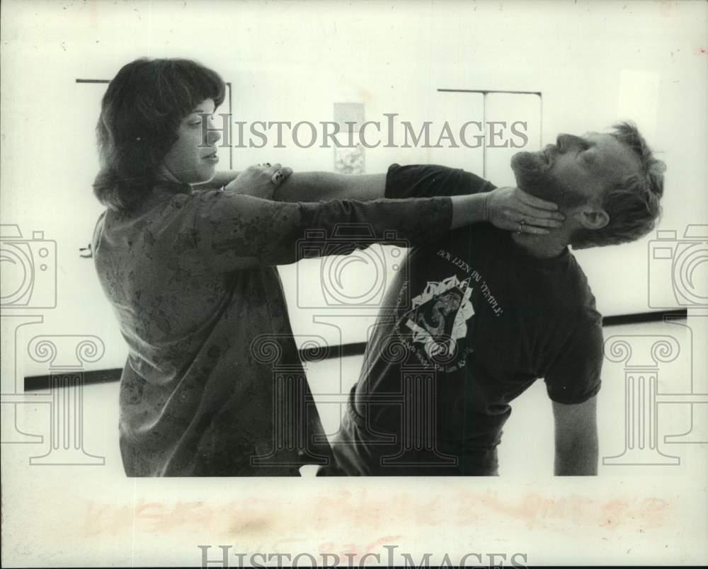 Press Photo Marcia & Marty Pickands demonstrate martial arts move in New York- Historic Images