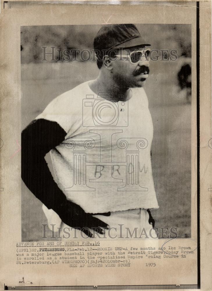 1975 Press Photo Ike Brown Detroit Lions umpire student - Historic Images