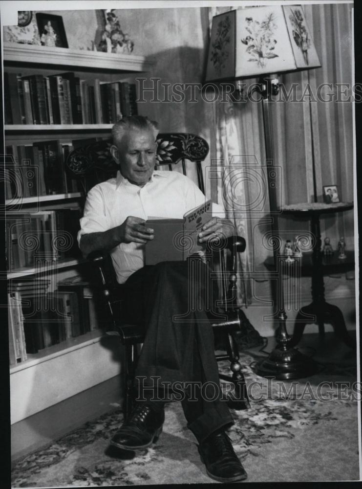 1950 Press Photo Francis Carroll Reads In His Living Room After Sentence Served - Historic Images