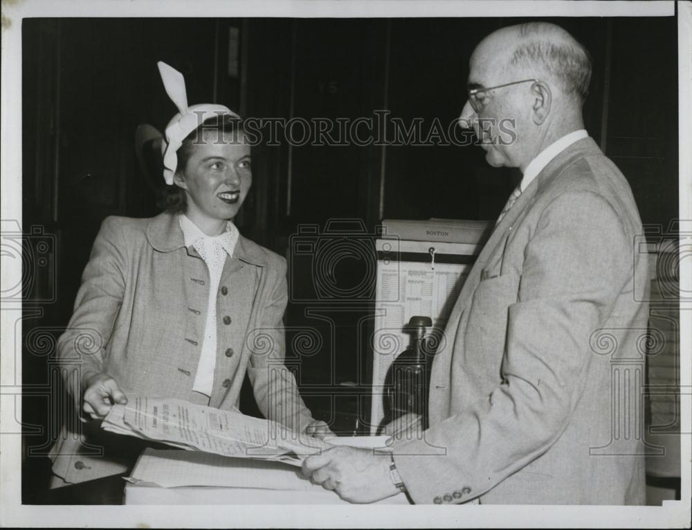 1950 Press Photo Attorney Kathleen Ryan Dacey off Boston - RSL07295 - Historic Images