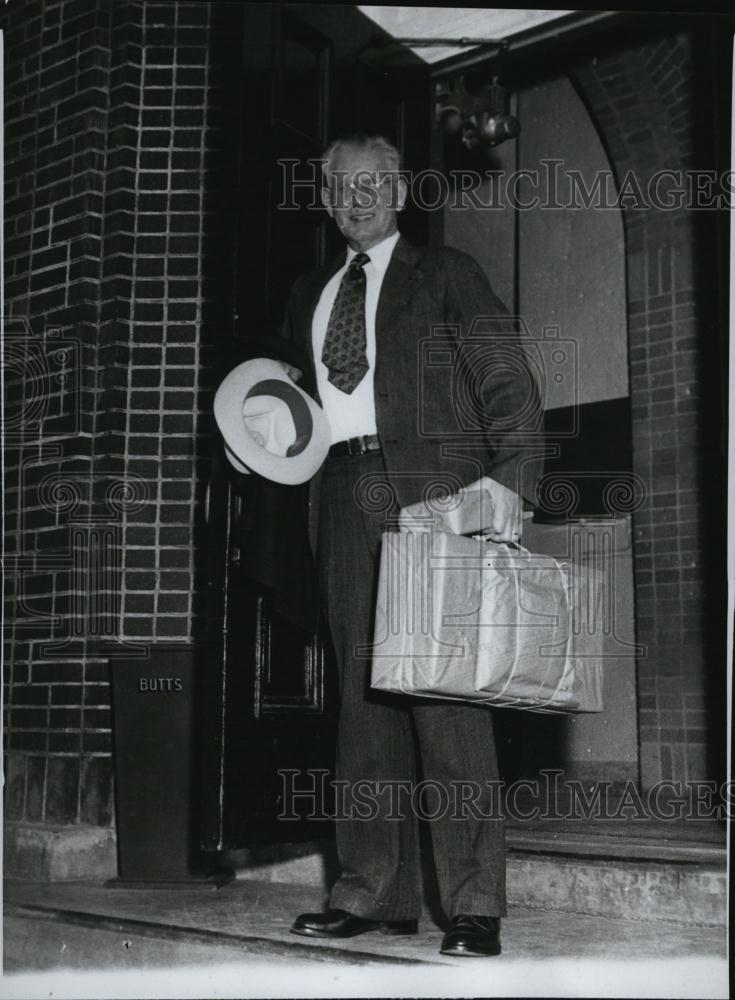1950 Press Photo Francis Carroll Leaves Jail With Bag In Hand - RSL42723 - Historic Images