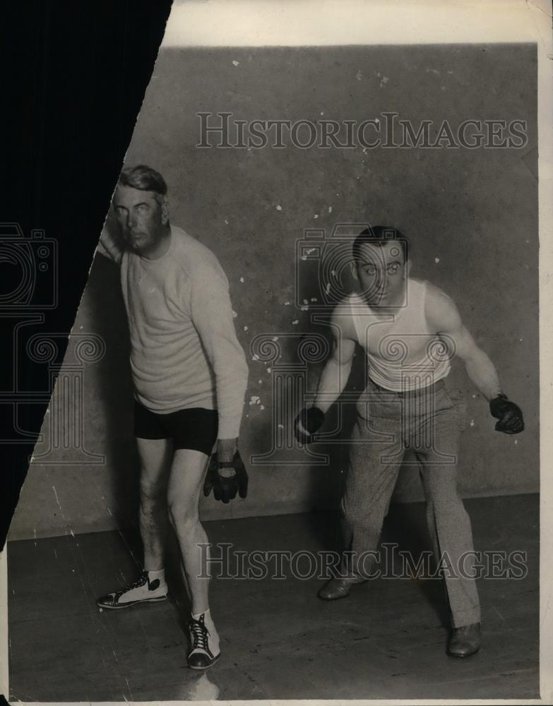 1926 Press Photo Boxer Bill Hughes &amp; Barvey Kafrow Wearing Boxing Gloves - Historic Images