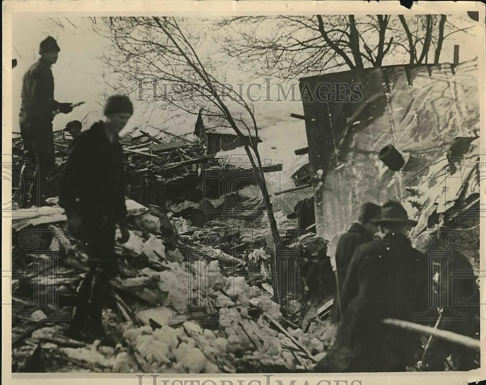 1926 Press Photo workers at avalanche site in Bingham, Utah (dozens killed) - Historic Images