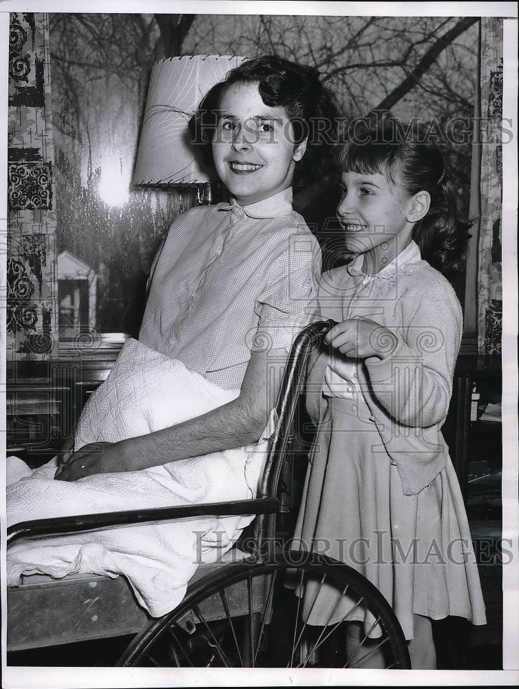 1956 Press Photo Chicago, Ill. Mrs Peggy J Vokadnovich, polio victim &amp; daughter - Historic Images
