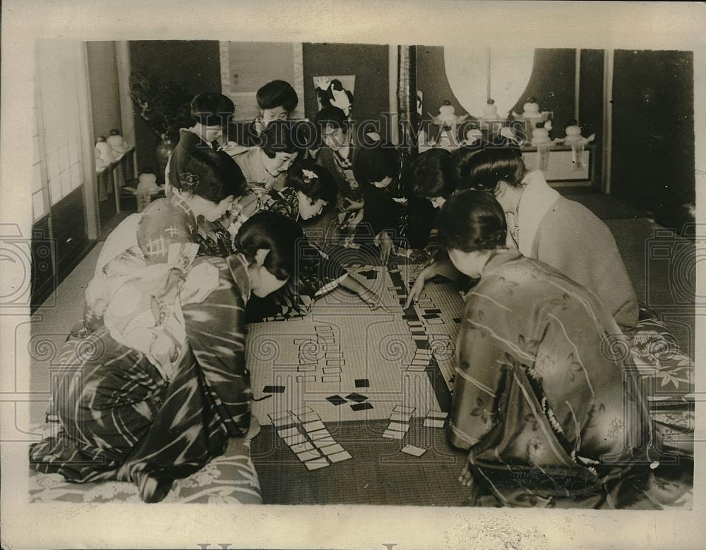 1928 Press Photo Japanese Girls engaged in :Karutatori&quot;a card tournament. - Historic Images