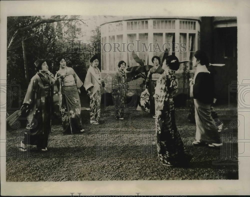 1928 Press Photo Japanese girls playing at "Hanetsuki" at New Year's celebration - Historic Images