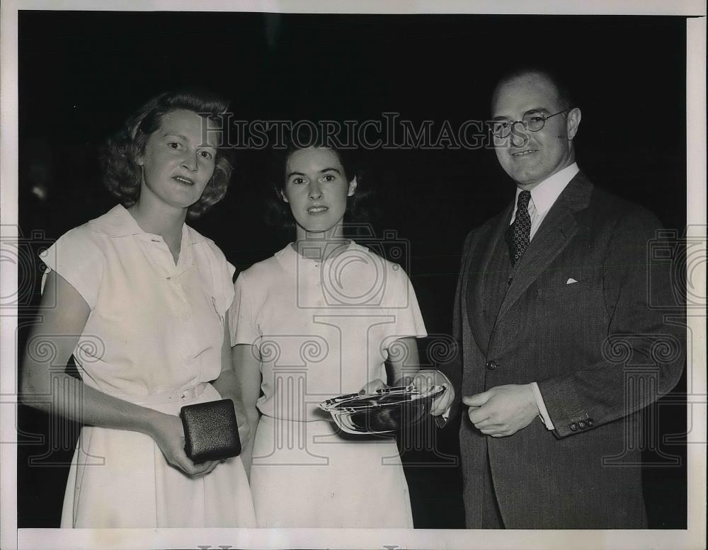 1940 Press Photo Richard Jonse Tennis Official & Sarah Palfrey Faryan Wins Match - Historic Images
