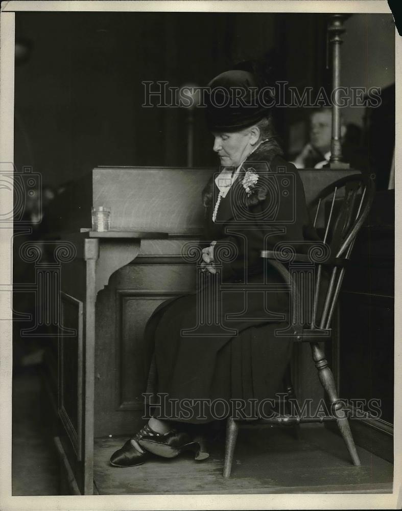 1926 Press Photo Mrs Jones sleeping in a chair in court in New York. - Historic Images