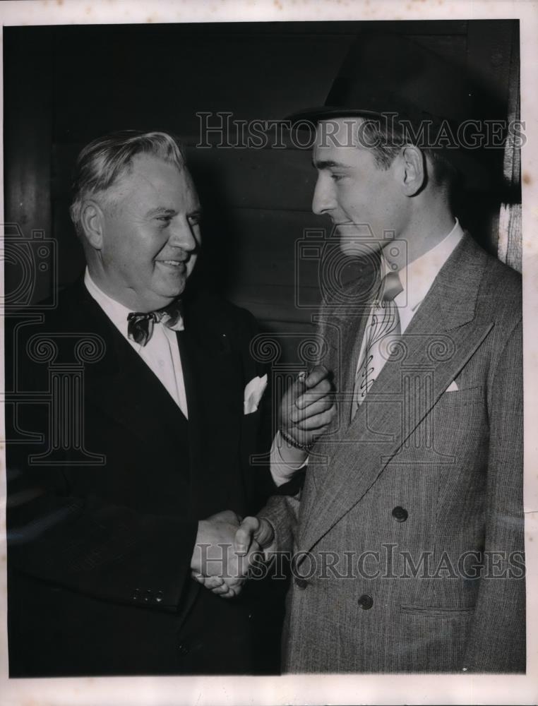 1950 Press Photo Chicago, Ill Edward Maloney & Edward Trainor whom he rescued - Historic Images