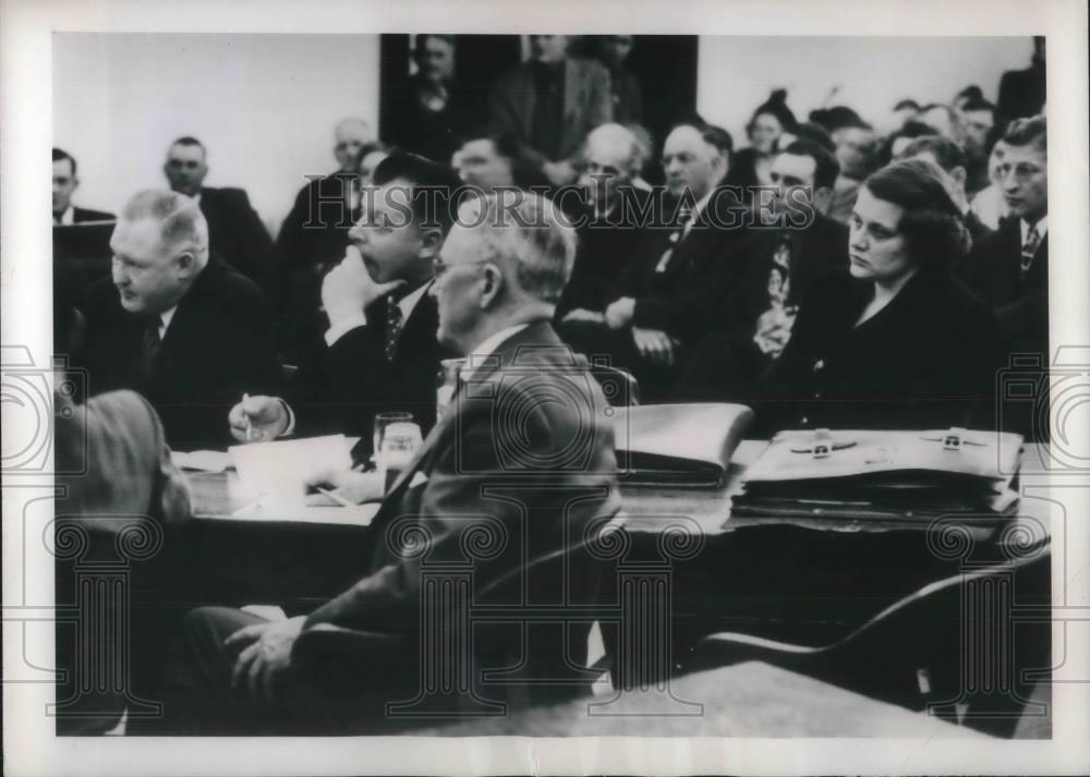 1950 Press Photo Accused Murder Laura Miller sitting with her attorney - Historic Images