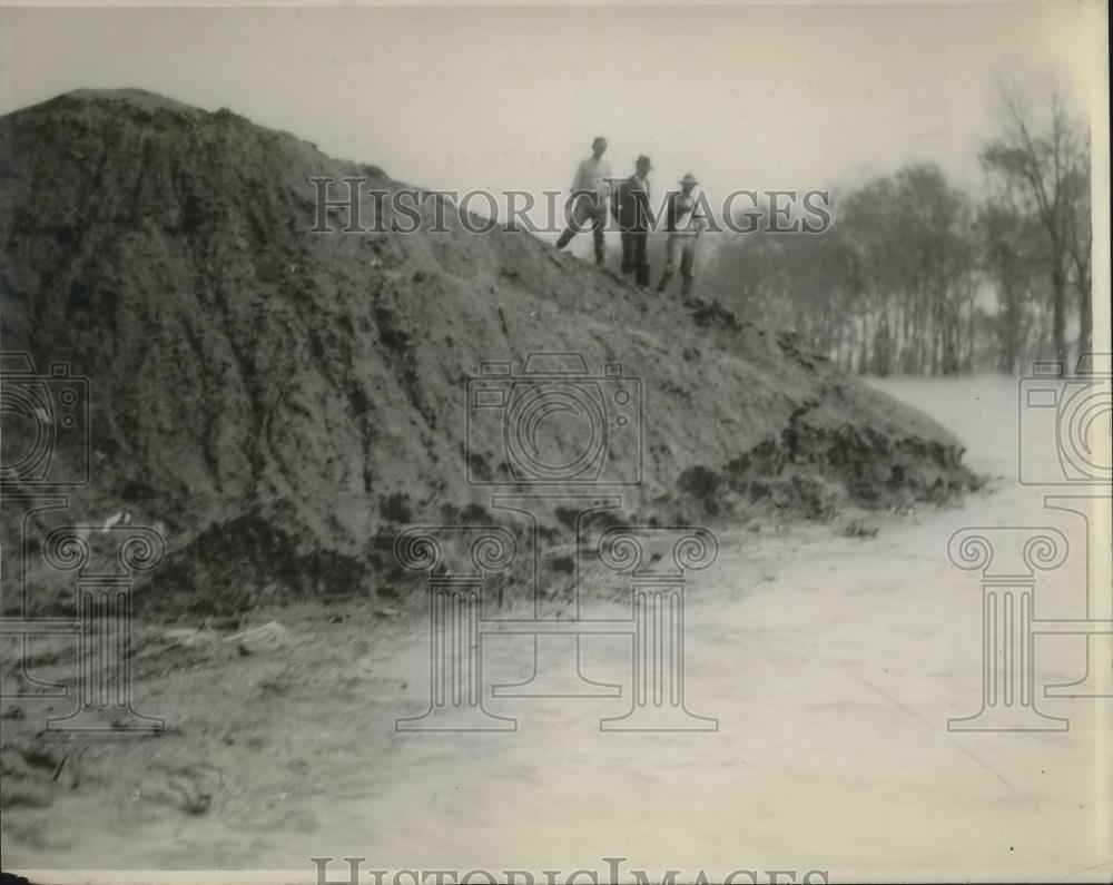 1927 Press Photo Mississippi River Flooding Making Circle Levee - Historic Images