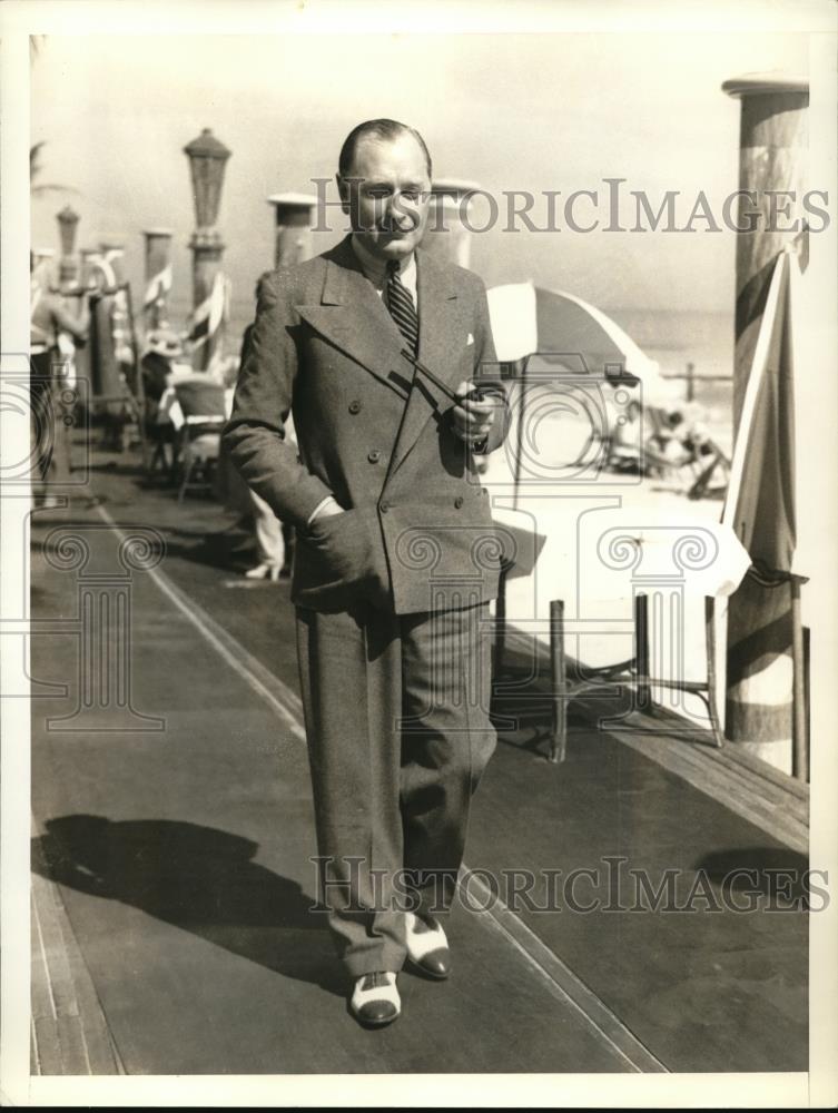 1935 Press Photo Kaye Don trades the racing course for the promenade. - Historic Images