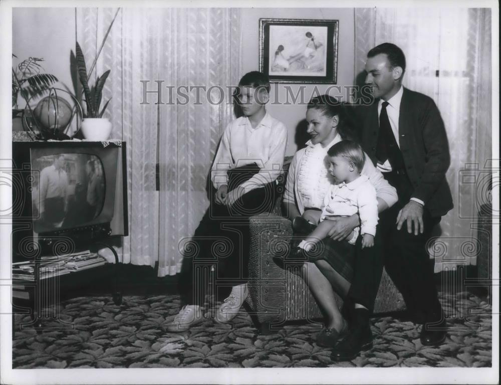 1959 Press Photo Julius Penzes and family watch television - Historic Images
