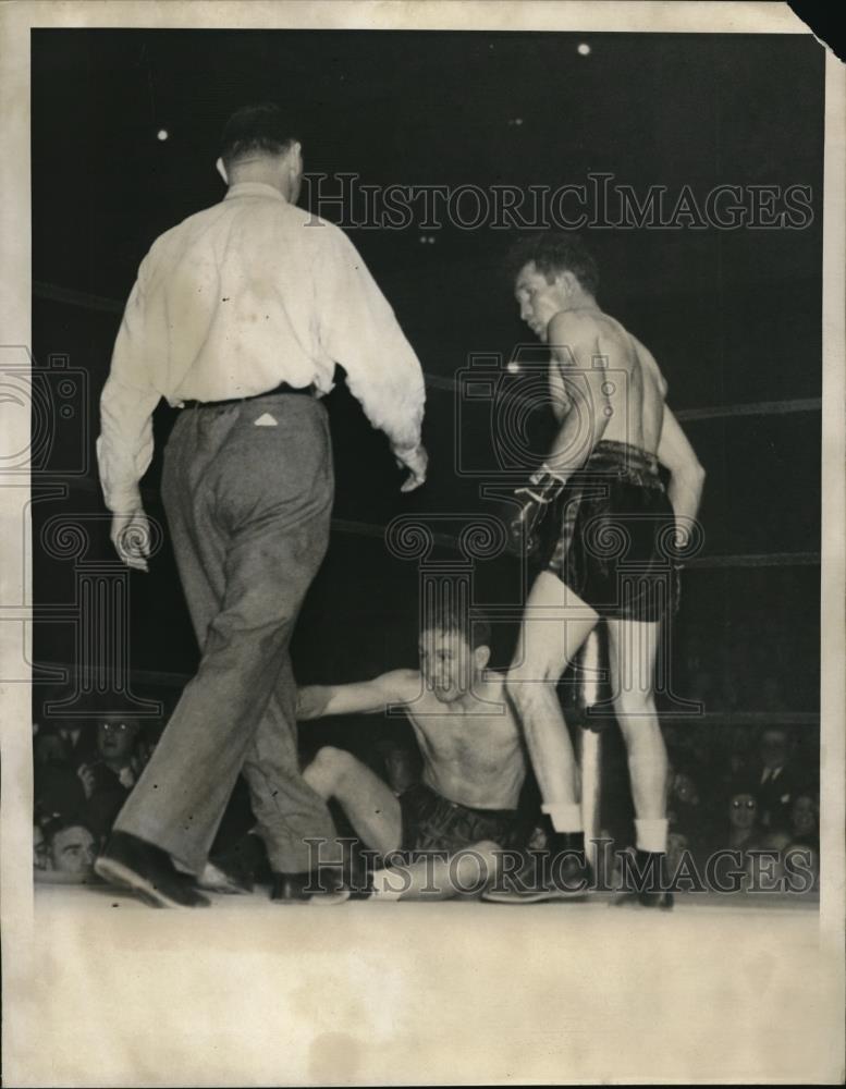 1940 Press Photo Jenkins standing over Lello in second round at Madison Square - Historic Images