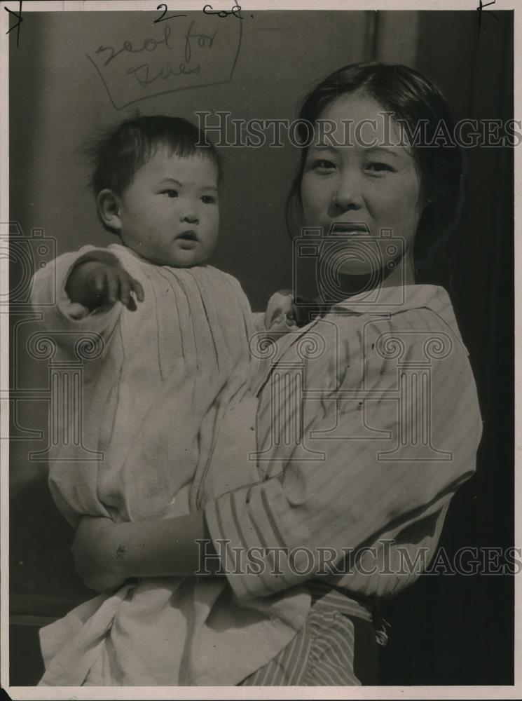1923 Press Photo Japanese woman with her baby - Historic Images