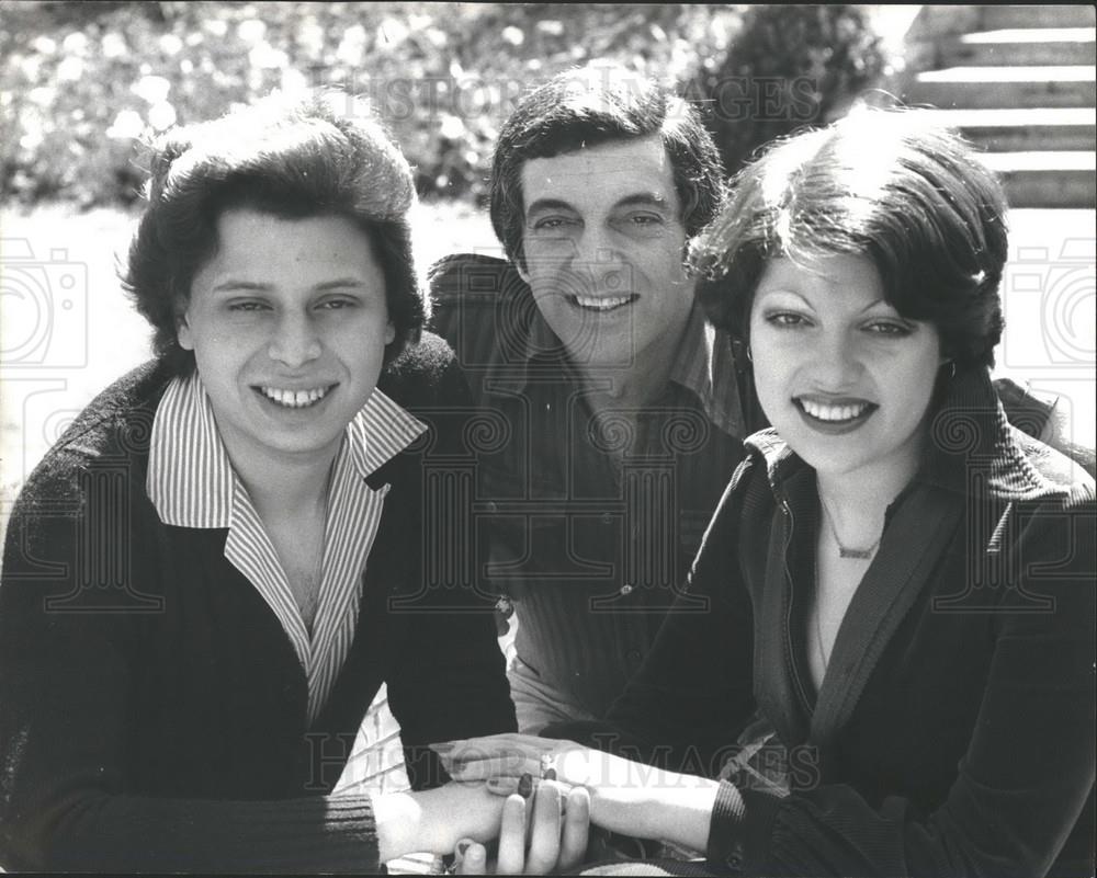 1975 Press Photo Singer Frankie Vaughan, Daughter Susan And  Paul Sassienie - Historic Images