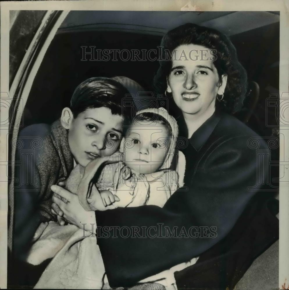 Undated Press Photo Mrs Julia Bonati leaves Ellis Island with sons Frank & Richard - Historic Images