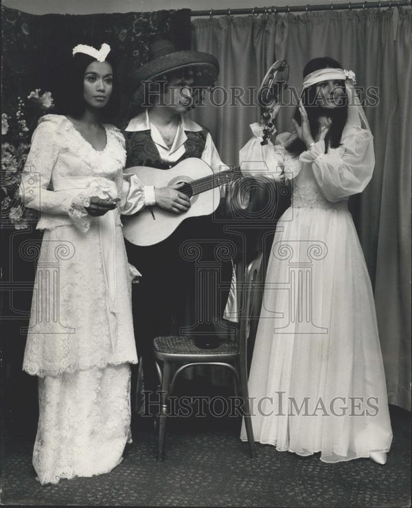 Press Photo Models Anak, Lesley Hill & Peter Puxty In Gypsy Fashions