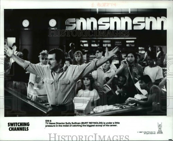 1988 Press Photo Switching Channels Burt Reynolds - cvp55470 - Historic ...