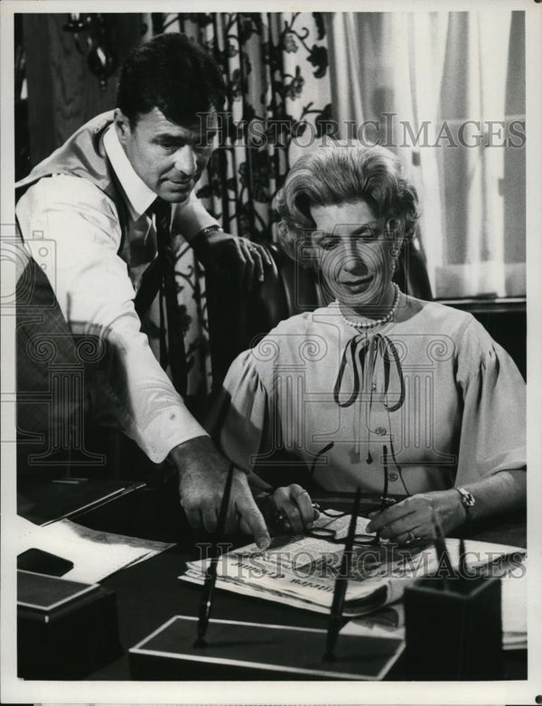 1981 Press Photo Ed Winter And Nancy Marchand Star In Lou Grant - Cvp5 