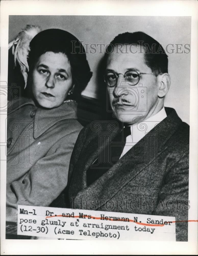 1950 Press Photo Dr. and Mrs. Hermann N. Sander pose glumly at arraignment - Historic Images