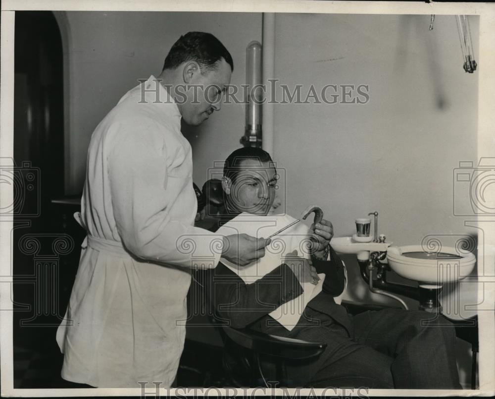 1933 Press Photo Boxer Tony Canzoneri & dentist Dr Wiggs - nes27329 - Historic Images