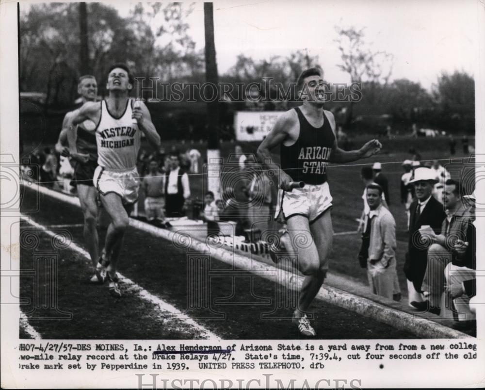 1957 Press Photo Des Moines Ia Alex Henderson of AZ in mile relay - nes33341 - Historic Images