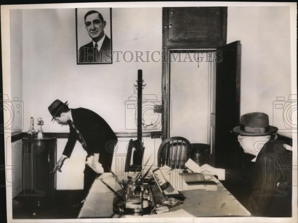 1950 Press Photo Detective examinie Charles Binaggio room for clue to his murder - Historic Images