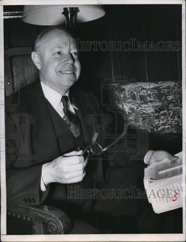 1951 Press Photo Senator Robert Taft interviewed by reporters in Chica