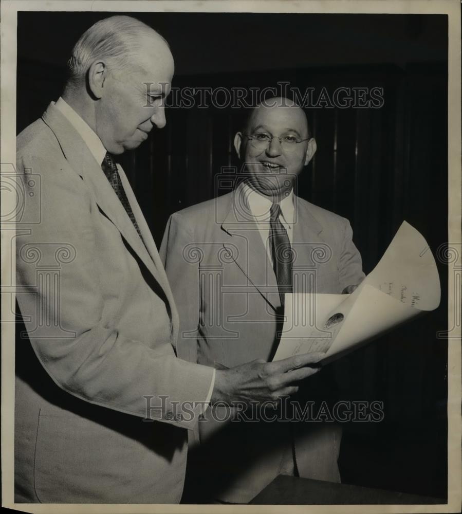 1950 Press Photo Gus J Solomon was sworn in as Oregon's 3rd US District COurt - Historic Images