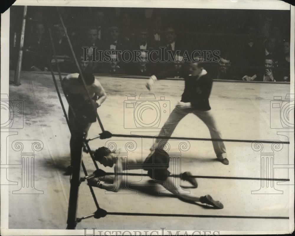1931 Press Photo John Consiglio knocks down Al Meyers during Golden Gloves bout - Historic Images