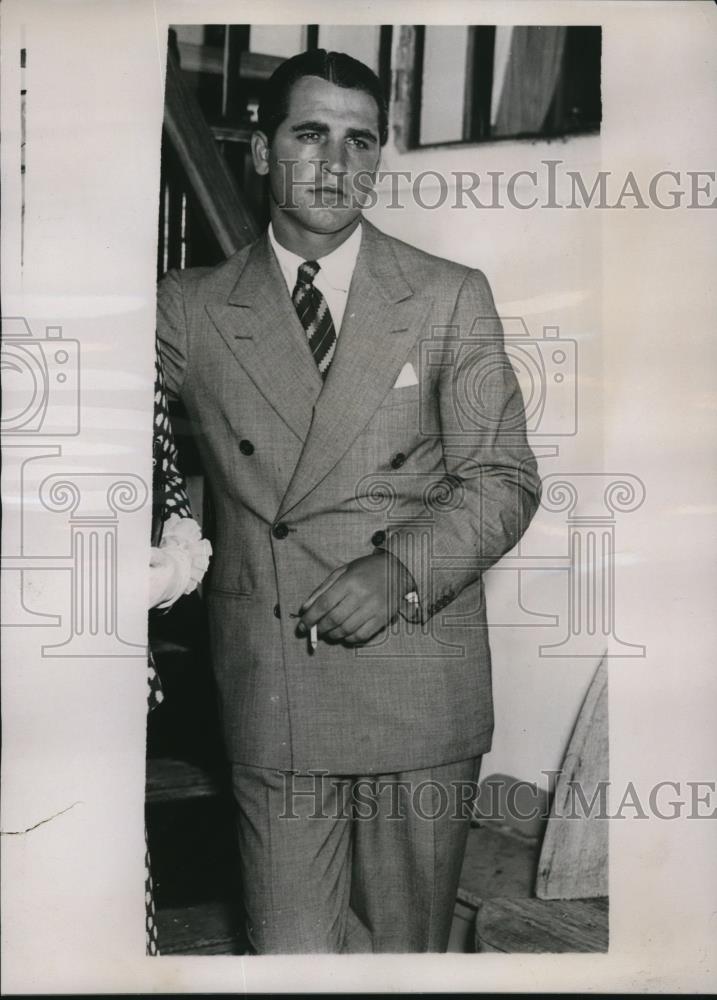 1937 Press Photo Enzo Fiermonte former boxer in a designers suit - net14875 - Historic Images