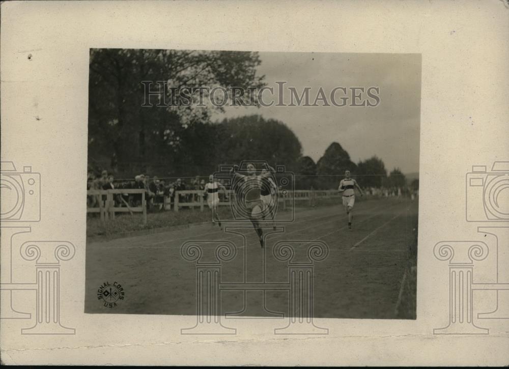 1919 Press Photo Sgt. Harold Lever wins 100-meter heat at French/American meet - Historic Images