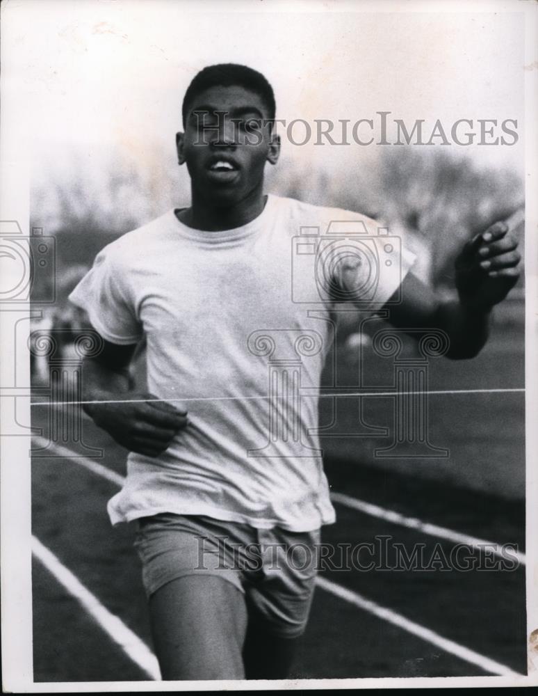 1958 Press Photo Otis Drayton Latin school track star in 220 yard dash - Historic Images