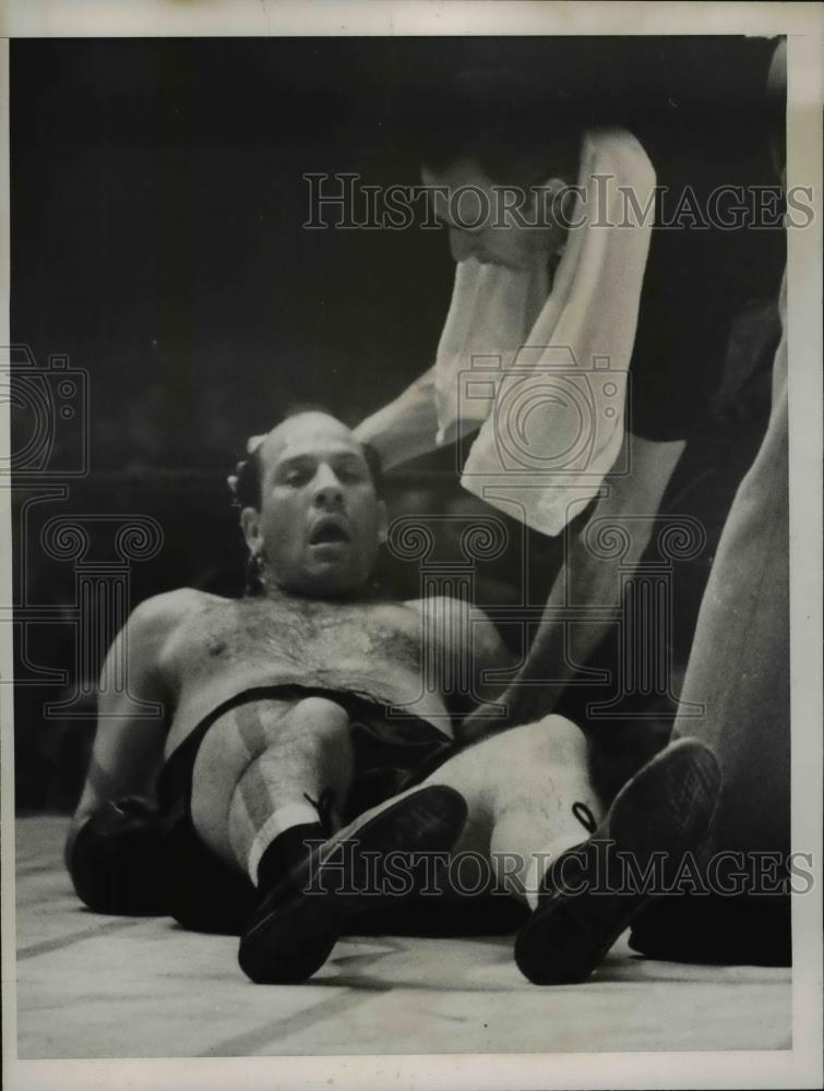 1940 Press Photo Boxer Paychek on the mats vs Handler - net24033 - Historic Images