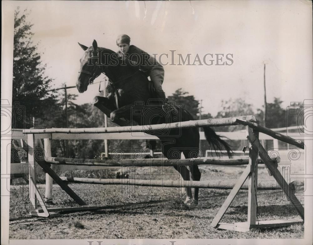 1935 Press Photo Padgett Schall Taking a Jump on the Senator's Favorite Mount - Historic Images