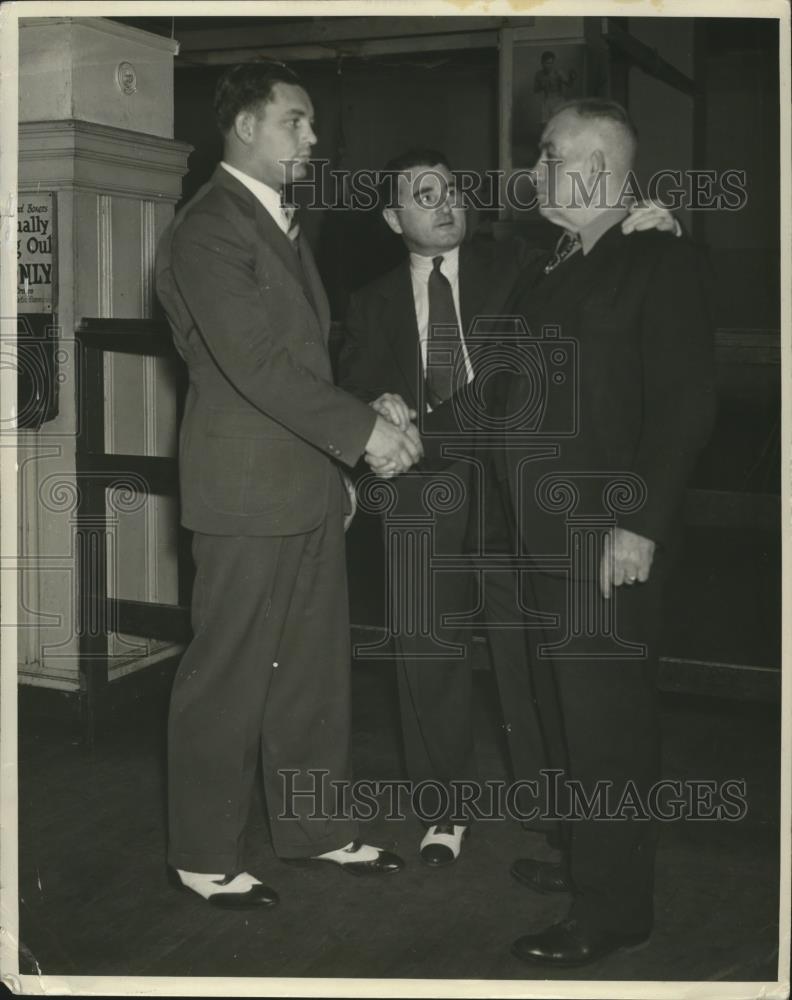 1935 Press Photo Ford Smith boxer with Tom Sharkey & manager E Ledwith - Historic Images