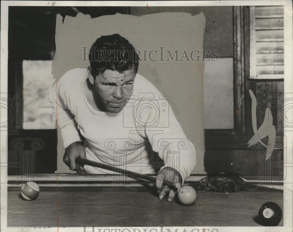 1932 Press Photo boxer Mickey Walker playing pool at training camp - net31904 - Historic Images