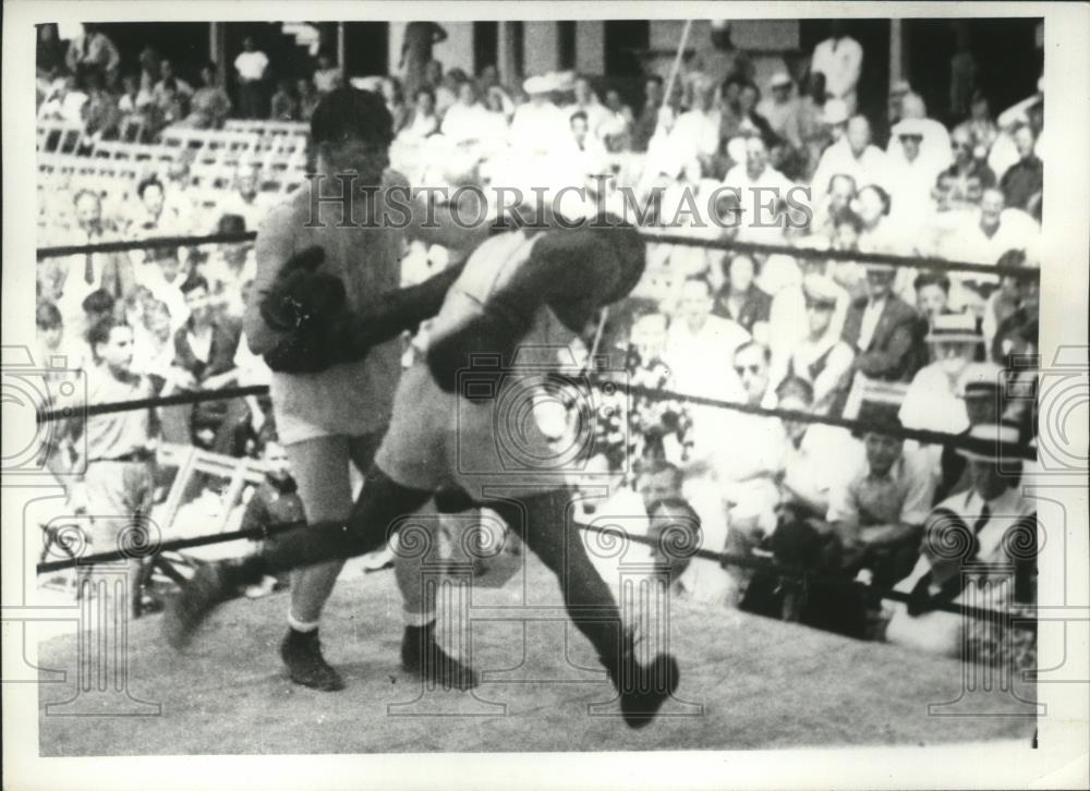 1937 Press Photo Boxer Tommy Farr lands a left to Dean during a bout - net31931 - Historic Images