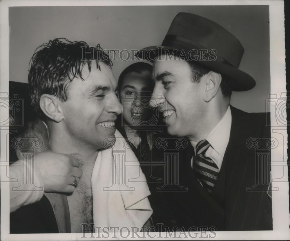 1940 Press Photo Ken Overlin Is Congratulated By His Brother Ray Overlin - Historic Images